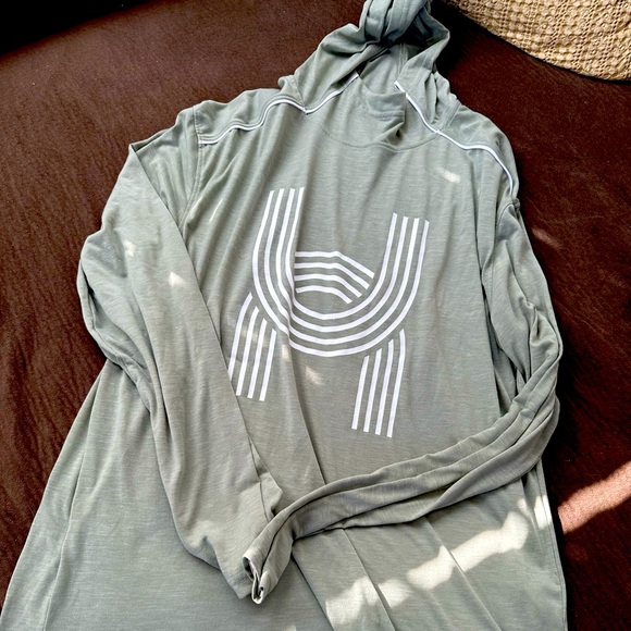 Very lightweight under Armour hoodie excellent condition - Picture 1 of 4